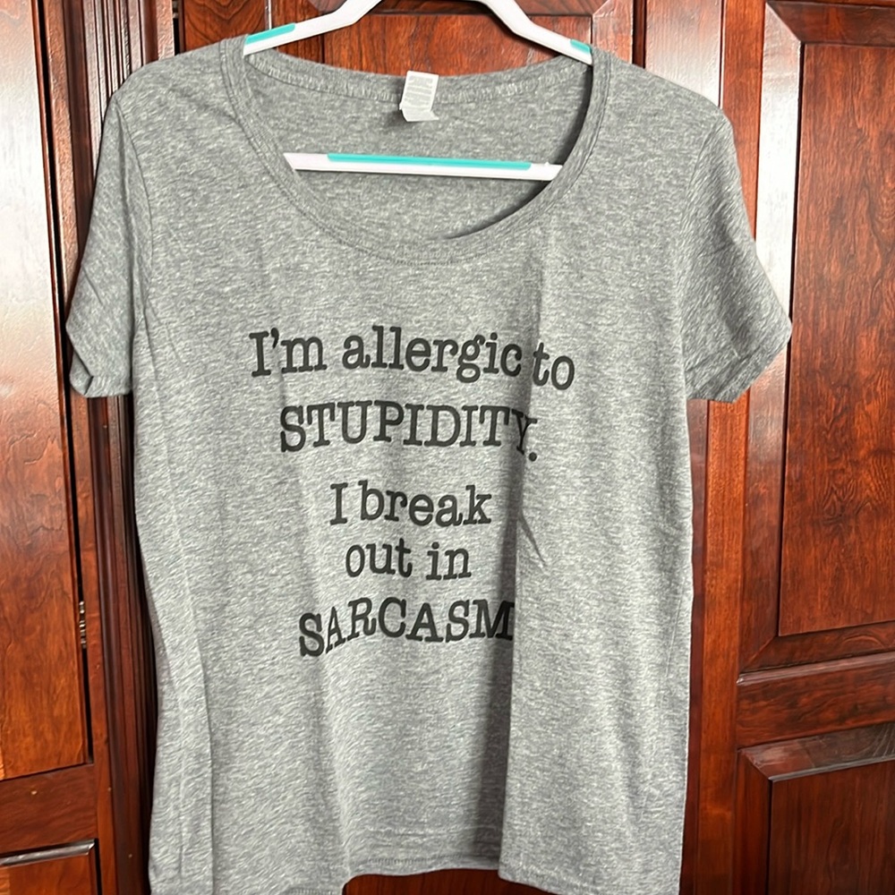 T-shirt gray “I’m allergic to stupidity. I break out in sarcasm” size large